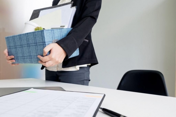 Dismissal at will - is it mandatory to work 2 weeks?